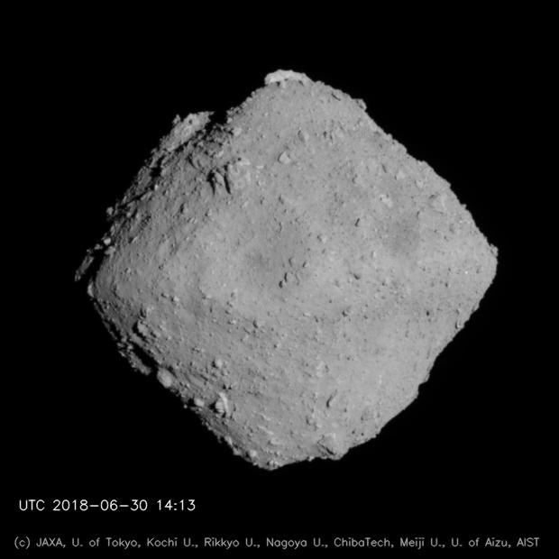 Asteroid Ryugu photographié en 2018 durant son approche par la sonde Hayabusa 2 à une distance d'environ 20 km