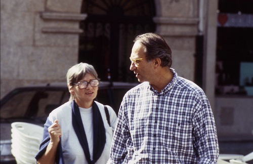 C’est avec une immense tristesse que nous vous faisons part du décès de
François et Joëlle Rostas, qui nous ont quittés dans la nuit du vendredi
14 au samedi 15 juin, à l’âge de 84 et 85 ans.
Membre de l’équipe fondatrice du Laboratoire de Photophysique Moléculaire, Joëlle Rostas fut une spectroscopiste de renommée internationale.
François Rostas mena toute sa carrière scientifique à l’Observatoire de Paris-Meudon. Brillant physicien, il fut très actif à l’interface Physique - Astrophysique, à l’origine de nombreux projets de son équipe de physique expérimentale.